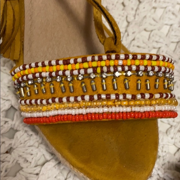 Unique Pair of shoes with nicely decorated beads - Picture 3 of 4